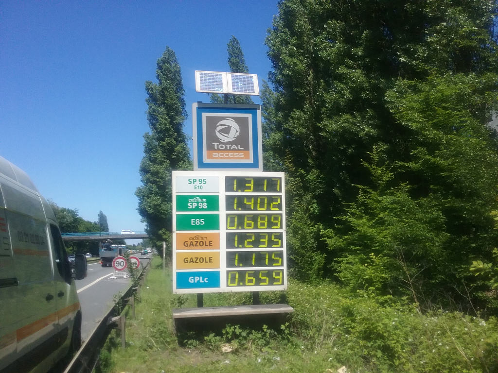 Afficheur présignalisation prix carburants station-services TOTAL Petite-Forêt