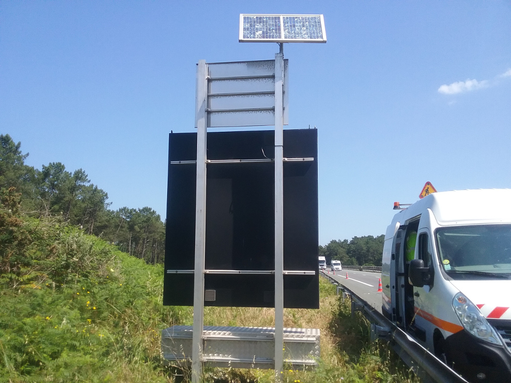 Afficheur présignalisation prix carburants station-services ESSO