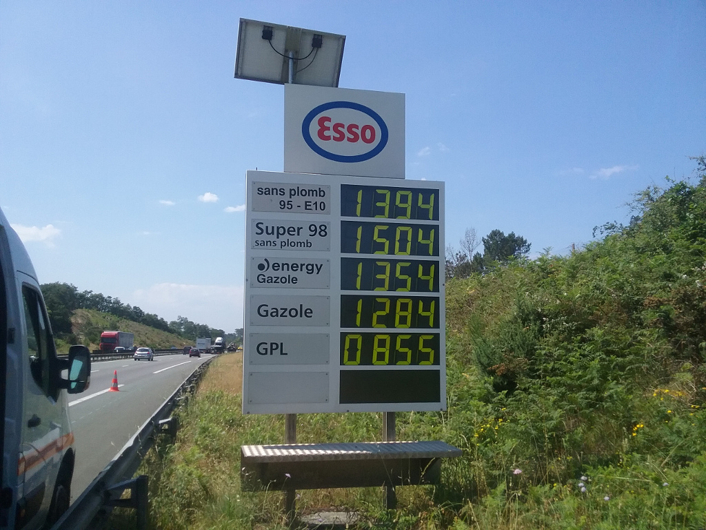 Afficheur présignalisation prix carburants station-services ESSO