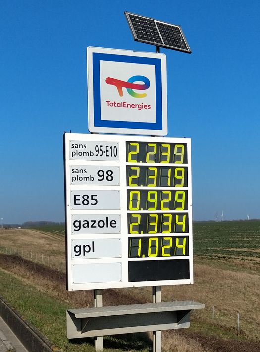 Afficheur pré-signalisation Total Énergies avec affichage de 6 lignes de prix carburant