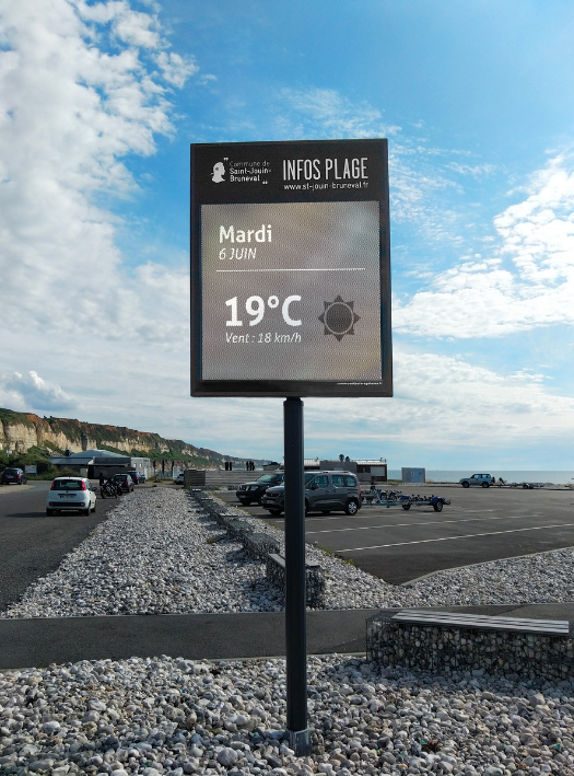 Panneau lumineux bord de mer de la commune de Saint-Jouin-de-Bruneval Surface: Résolution : 160 x 160 px Pitch: 7.6 mm Spécificité: caisson bord de mer