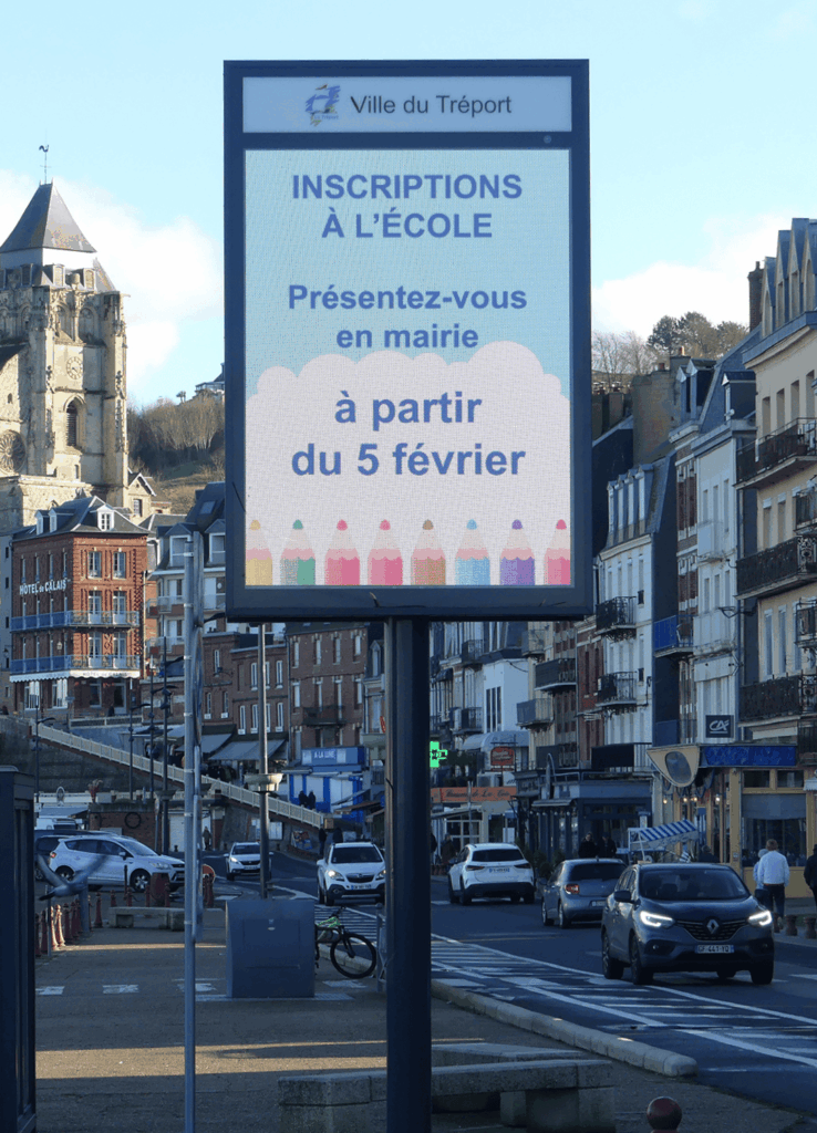 Panneau lumineux c-line full color format portrait de la commune du tréport