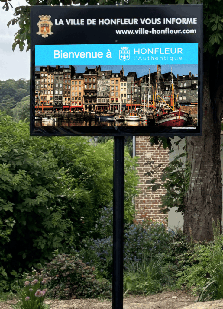 Panneau lumineux honfleur, gamme c-line full color au format paysage