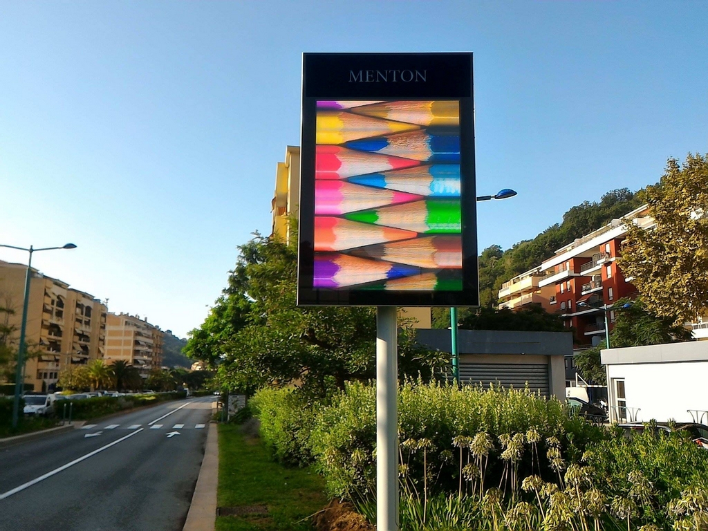Panneau lumineux VisioStyle format portrait de la commune de Menton